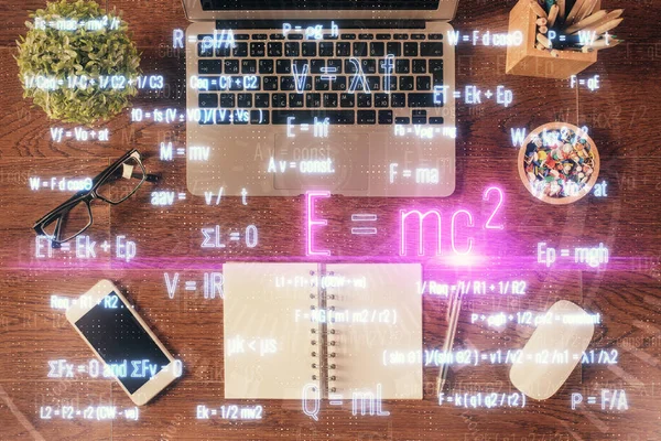 Fysica en wiskunde thema hologram met formule tekeningen over de computer op het bureaublad achtergrond. Bovenaanzicht. Meervoudige blootstelling. Onderwijsconcept. — Stockfoto