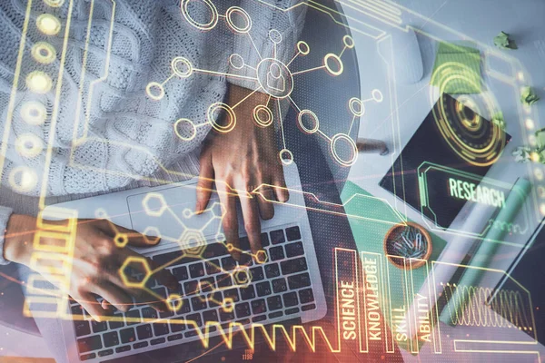 Dubbele blootstelling van vrouwen handen werken aan computer en data thema hologram tekening. Bovenaanzicht. Technologieconcept. — Stockfoto