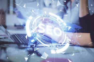 Bilgisayar ve seo hologram çizimleri üzerinde çalışan kadın elleri çift pozlama. internet arama kavramı.