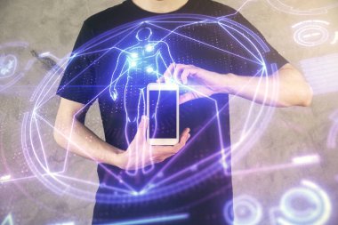 Erkeklerin el ele tutuşmalarının ve telefon ve eğitim teması çizimlerinin çifte pozu.