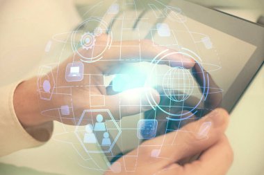 Bir erkeğin elini tutarken ve telefon ve sosyal ağ teması kullanırken çift pozlama.