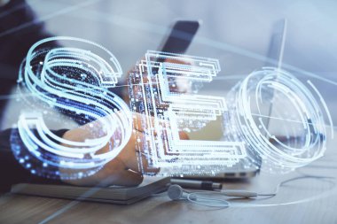 Erkeklerin el ele tutuşup dijital bir cihaz ve seo çizimi kullanırken birden fazla pozlama. arama optimizasyonu kavramı.