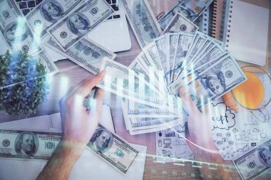 Finansal grafiğe çoklu pozlama hologram, Amerikan dolarları ve insan eli. Analiz kavramı.