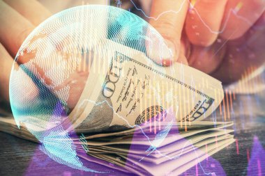 Forx grafiği, hologram, Amerikan dolarları ve insan eli çizimleri. Teknik Analiz kavramı.