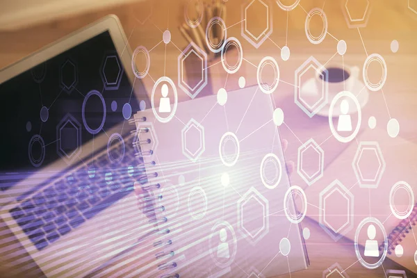 Kadın elinin bilgisayar ve sosyal ağ temalı hologram çizimlerinde çifte pozlama. Halk medyası kavramı.