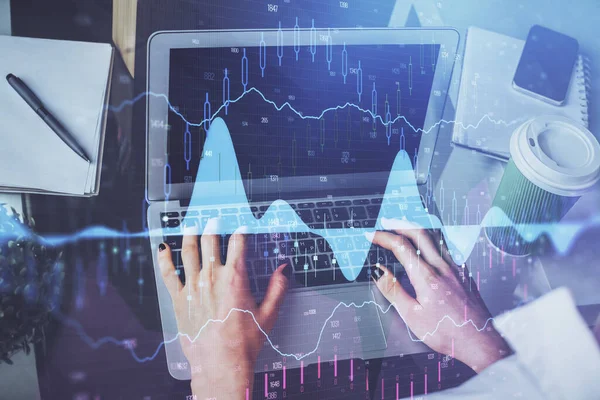 Doppelbelichtung von Frauenhänden beim Tippen auf Computer- und Forex-Diagramm-Hologrammzeichnung. Börseninvestitionskonzept. — Stockfoto