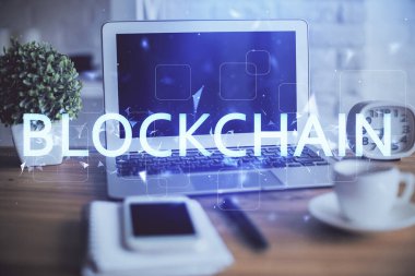 Engelleme zincirine ve kripto ekonomi temalı holograma ve bilgisayar arkaplanlı masaya çoklu maruz kalma. Bitcoin kripto para kavramı.