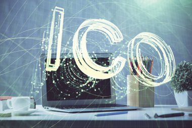 Engelleme zincirine ve kripto ekonomi temalı holograma ve bilgisayar arkaplanlı masaya çoklu maruz kalma. Bitcoin kripto para kavramı.