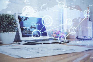 Sosyal ağ hologramıyla birlikte bilgisayar masaüstünde. Çoklu maruz kalma. Uluslararası insan ilişkileri kavramı.