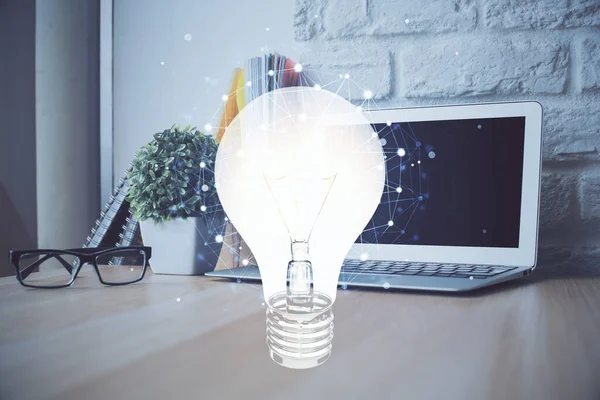 Ordenador en el escritorio en la oficina con el holograma icono de la bombilla. Doble exposición. Concepto de idea. —  Fotos de Stock