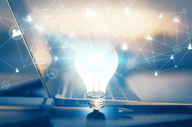 Bilgisayar ofisinde ampul simgesi hologramıyla birlikte. Çoklu maruz kalma. Fikir kavramı.