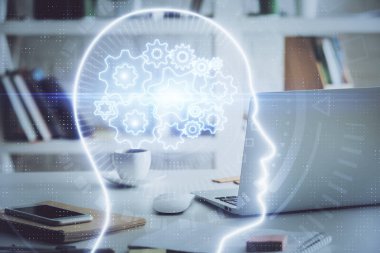 Bilgisayar ve beyin çizimi hologramıyla çalışma masasına çift pozlama. Beyin fırtınası konsepti.