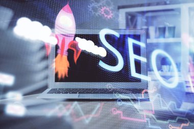 Bilgisayar ve seo çizim hologramı olan çok katmanlı bir tablo. Arama optimizasyon kavramı.