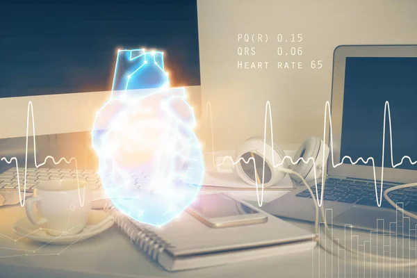 Ordenador de escritorio de fondo y dibujo del corazón. Doble exposición. Estudio médico y concepto de salud. — Foto de Stock