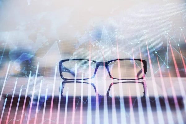 Holograma gráfico financiero con gafas sobre el fondo de la mesa. Concepto de negocio. Doble exposición . —  Fotos de Stock