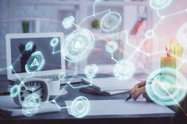 Kadınların el yazısı üzerine sosyal ağ temalı hologram. Uluslararası insanlar birbirine bağlanır. Çift pozlama