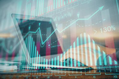 Arka planda dizüstü bilgisayar üzerinde çalışan adam ile borsa grafiği çift pozlama. Finansal analiz kavramı.