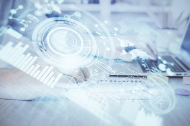 Arka planda dizüstü bilgisayarda çalışan iş adamlarının çoklu pozları. Uluslararası iş hologramı önde. Başarı kavramı.