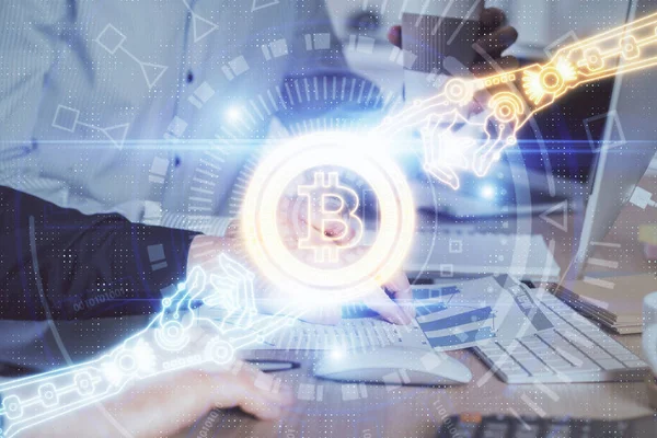 Crypto hologramme thème de la monnaie avec un homme d'affaires travaillant sur l'ordinateur en arrière-plan. Concept de blockchain. Exposition multiple. — Photo