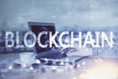 Kripto para tema hologramı arka planda bilgisayar üzerinde çalışan işadamı ile. Blockchain kavramı. Çift pozlama.