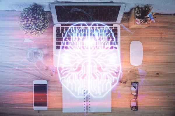 Multi-Belichtung des Gehirn-Skizzen-Hologramms über dem Hintergrund des Arbeitstisches mit dem Computer. Konzept von Big Data. — Stockfoto