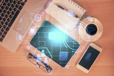 Sosyal ağ temalı çizimlerin telefon üzerinden çifte pozlandırılması. Üst Manzara. Kavram bağlayan insanlar.