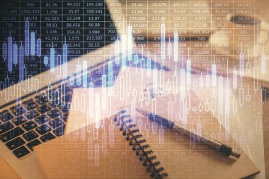 Finans şeması çizimine ve masaüstüne kahve ve masa arkasında eşyalar ile çifte pozlama. Önx piyasa ticareti kavramı