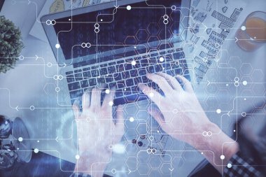 Erkeklerin ellerinin bilgisayar klavyesini ve veri temalı hologram çizimlerini yazarken çift pozlama. Üst Manzara. Teknoloji konsepti.