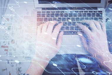 Erkeklerin ellerinin bilgisayar klavyesini ve veri temalı hologram çizimini yazarken çoklu pozlama. Üst Manzara. Teknoloji konsepti.