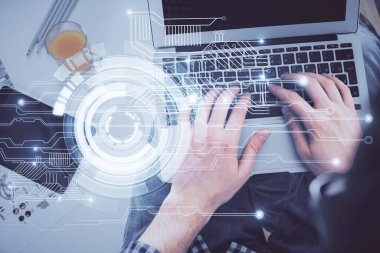 Erkeklerin ellerinin bilgisayar klavyesini ve veri temalı hologram çizimini yazarken çoklu pozlama. Üst Manzara. Teknoloji konsepti.