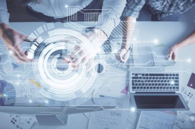 Kadın ve erkeğin birlikte çalışması ve veri temalı hologram çizimi. Bilgisayar arkaplanı. Üst Görünüm.