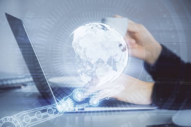 Bilgisayar ve dünya haritası çizimleri üzerinde çalışan kadın elleri çift pozlama. Uluslararası teknoloji sektörü konsepti.