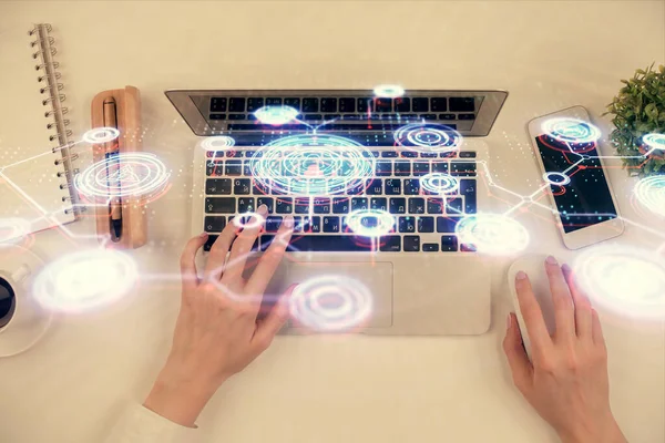 Dupla exposição das mãos da mulher trabalhando no computador e rede social tema holograma desenho. Vista superior. Conceito de conexão de pessoas. — Fotografia de Stock