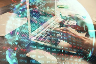 Kadın elinin bilgisayar ve iş temalı hologram çizimlerinde çifte pozlama. Başarı konsepti.