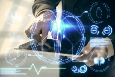 Erkeklerin el ele tutuşmalarının ve telefon ve eğitim teması çizimlerinin çifte pozu.