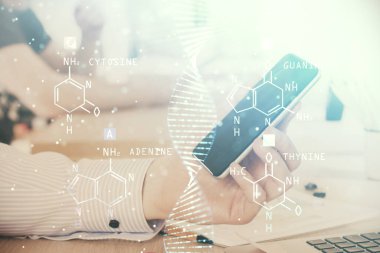 Erkeklerin el ele tutuşup, telefon ve DNA çizimlerini kullanırken çift pozlama. Tıp eğitimi kavramı.