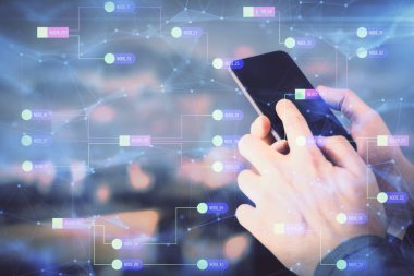 Erkeklerin el ele tutuşup dijital bir cihaz ve veri temalı hologram çizimi kullanırken çift pozlama. Teknoloji konsepti.