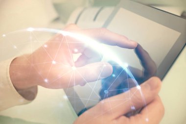 Bir erkeğin elini tutarken ve telefon ve sosyal ağ teması kullanırken çift pozlama.