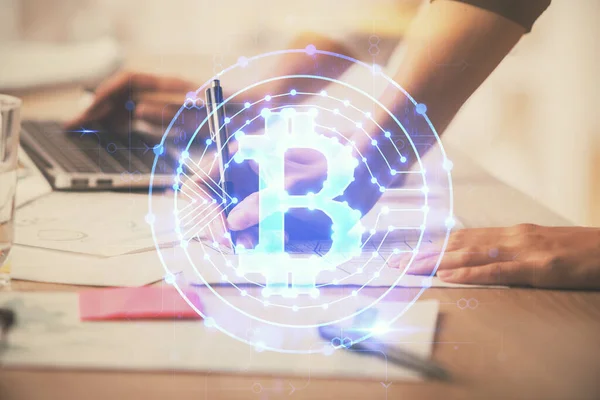 Doble exposición de las manos de la mujer escribiendo en la computadora y cripto mercado tema holograma dibujo. Concepto de cadena de bloques. —  Fotos de Stock