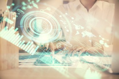 İş temasının çifte pozlandırılması hologram ve cep telefonu kullanan bir kadın..