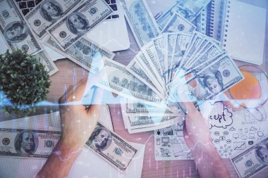 Finansal grafiğe çoklu pozlama hologram, Amerikan dolarları ve insan eli. Analiz kavramı.