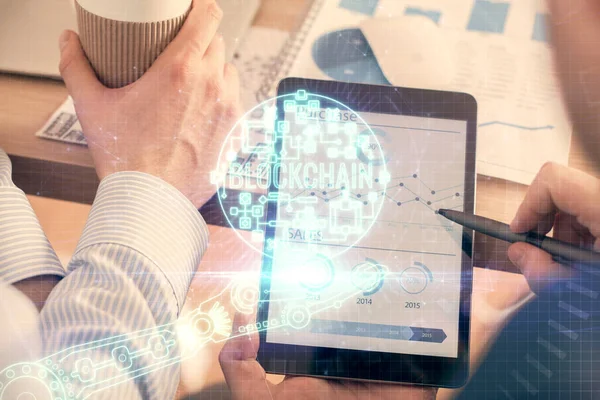 Erkeklerin el ele tutuşmalarının ve telefon ve kripto para birimi engelleme teması çiziminin iki kez görüntülenmesi.