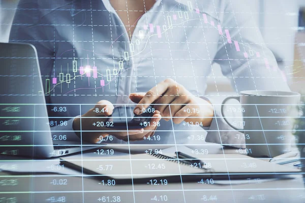 Ön x çizelgesine çift pozlama, hologram çizimi ve cep telefonu kullanan bir kadın. Finansal piyasa kavramı.