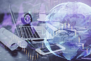 Forx çizelgesine ve bilgisayarla çalışma alanına çift pozlama. Uluslararası çevrimiçi ticaret kavramı.