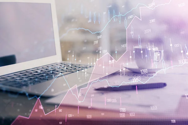 Hologramm eines Devisengraphen auf einem Tisch mit Computerhintergrund. Doppelbelichtung. Konzept der Finanzmärkte. — Stockfoto