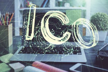 Engelleme zincirine ve kripto ekonomi temalı holograma ve bilgisayar arkaplanlı masaya çoklu maruz kalma. Bitcoin kripto para kavramı.