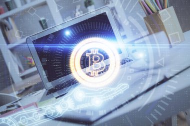 Engelleme zincirine ve kripto ekonomi temalı holograma ve bilgisayar arkaplanlı masaya çoklu maruz kalma. Bitcoin kripto para kavramı.