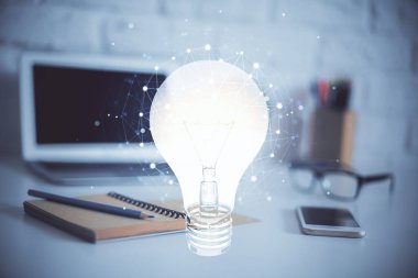 Bilgisayar ofisinde ampul simgesi hologramıyla birlikte. Çifte maruziyet. Fikir kavramı.