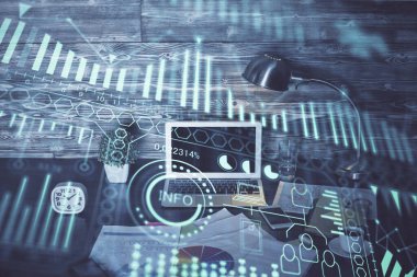 Bilgisayar, teknoloji temalı hologramla birlikte ofiste. Çoklu maruz kalma. Teknoloji kavramı.