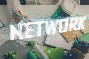 Teknoloji ve dijital kodlama kapsülleriyle arka planda notlar alan ellerin iki katına çıkarılması. Veri öğrenme kavramı.